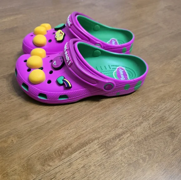 CROCS Barney With Charms Adult Size W7/M5 NWOT - Picture 4 of 4